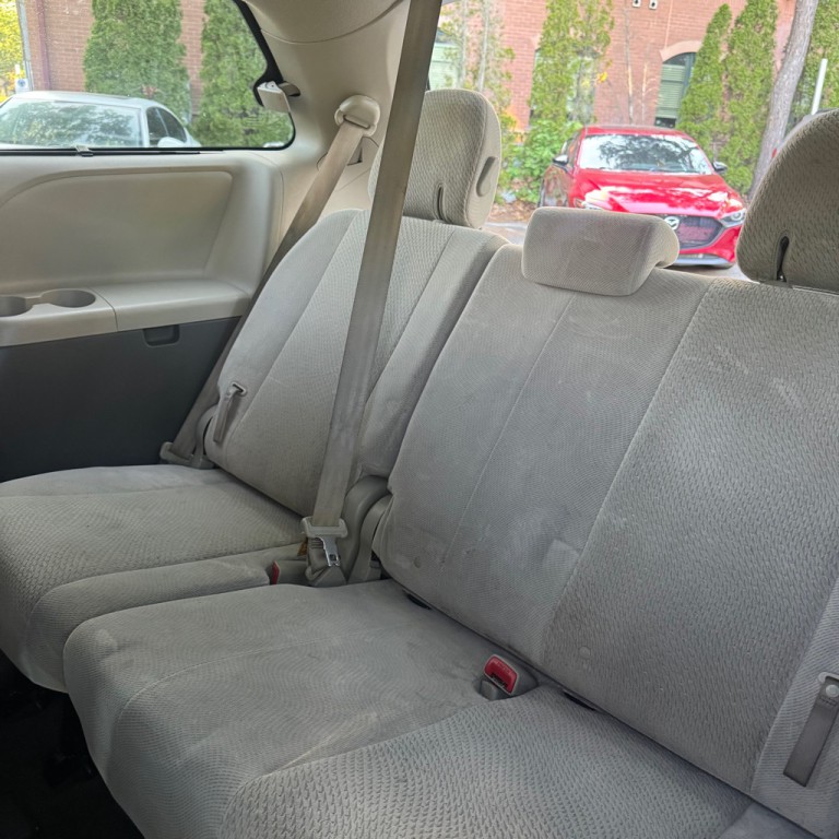 2013 Toyota Sienna Image 10
