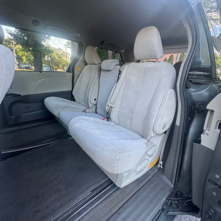2013 Toyota Sienna Image 11