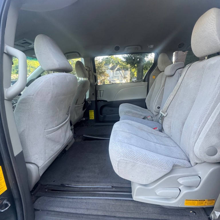 2013 Toyota Sienna Image 12