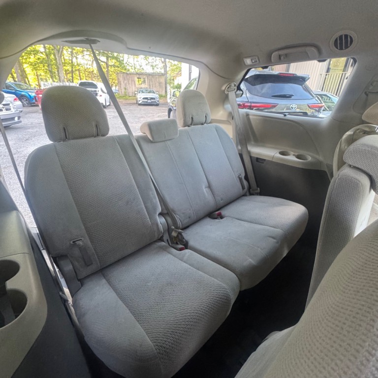 2013 Toyota Sienna Image 13