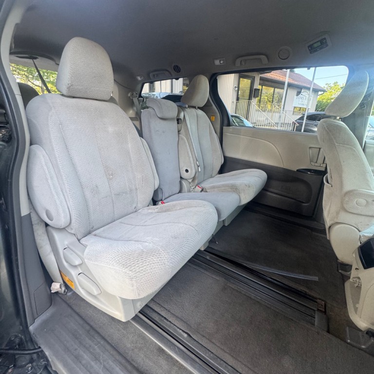 2013 Toyota Sienna Image 14