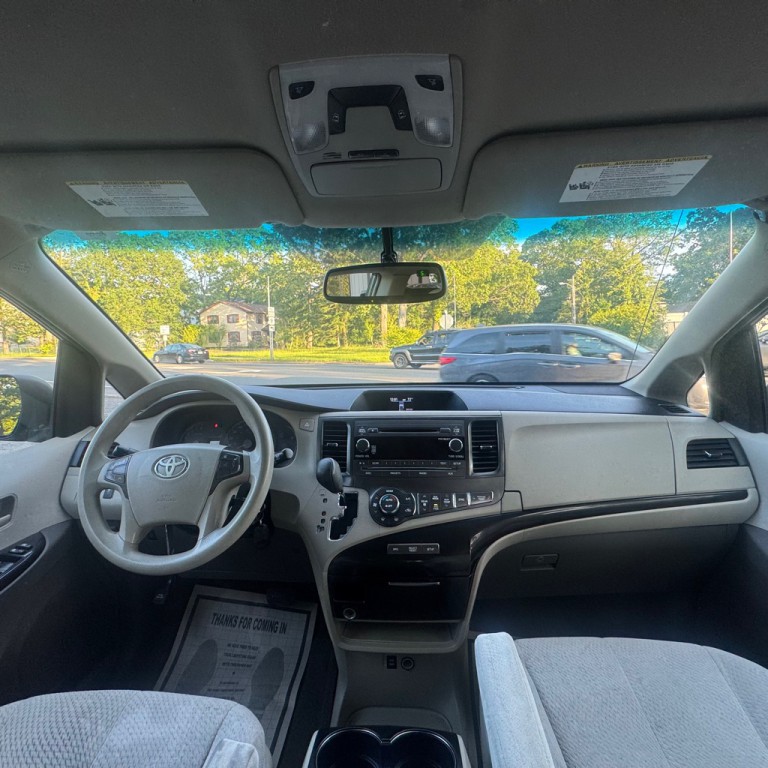 2013 Toyota Sienna Image 16