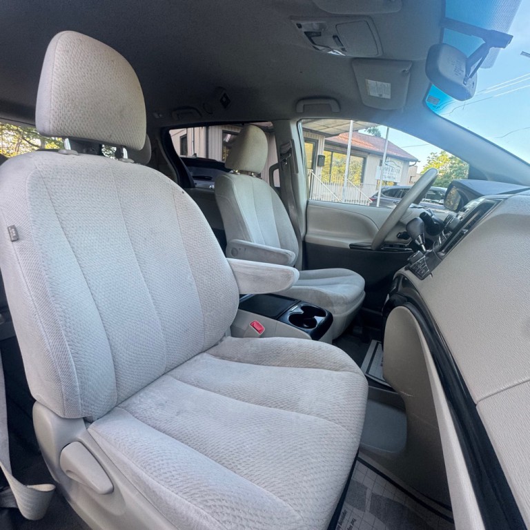 2013 Toyota Sienna Image 17