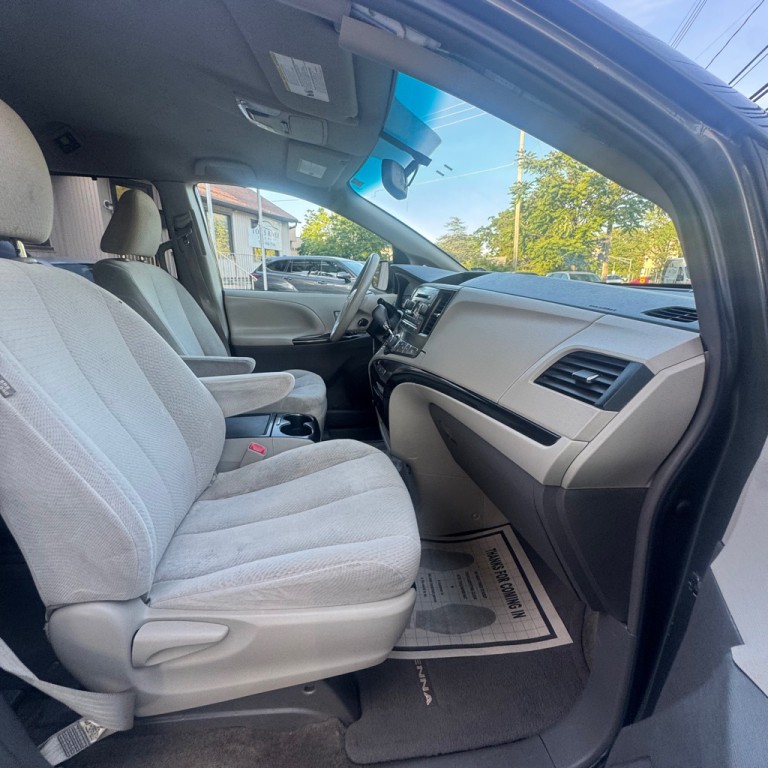 2013 Toyota Sienna Image 18