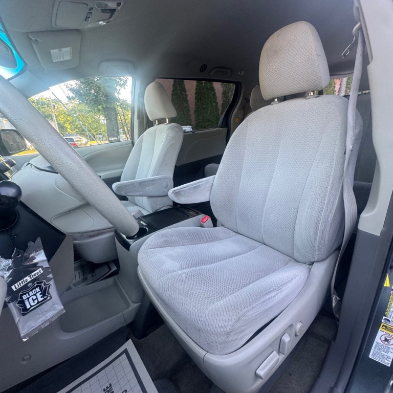 2013 Toyota Sienna Image 19