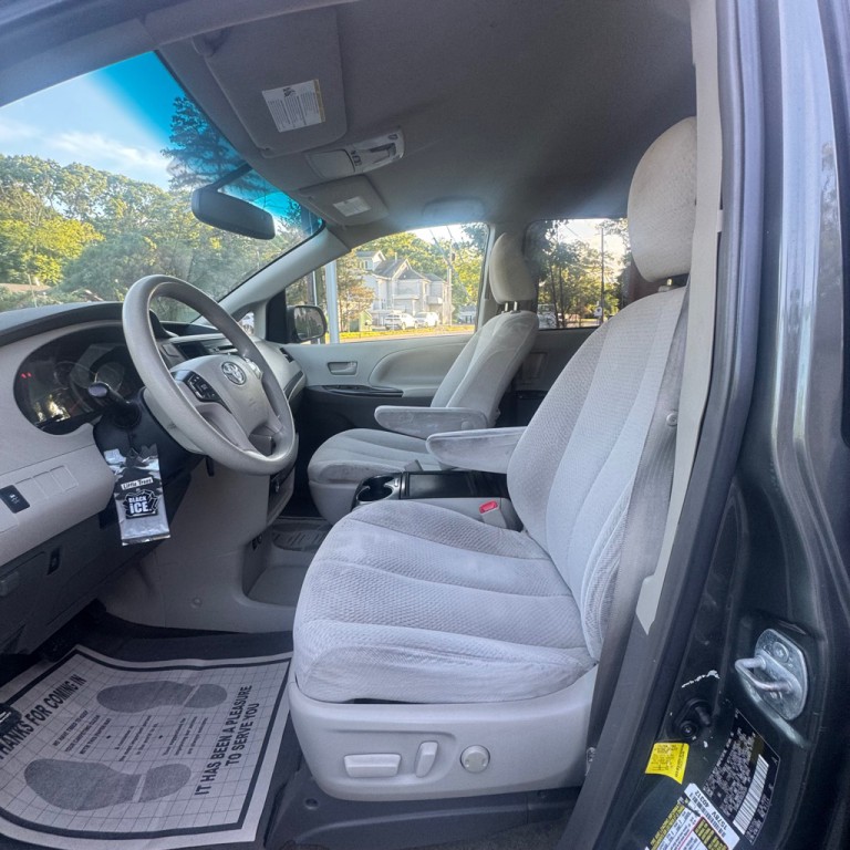 2013 Toyota Sienna Image 20