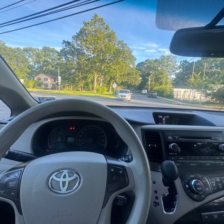 2013 Toyota Sienna Image 21