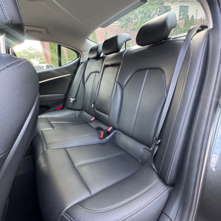 2022 Genesis G70 Image 10