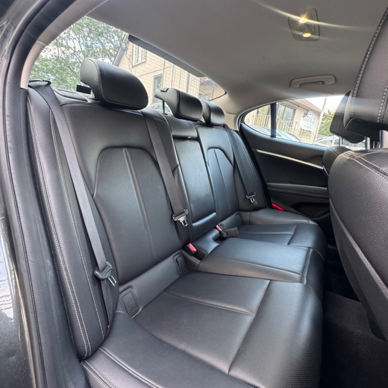 2022 Genesis G70 Image 12