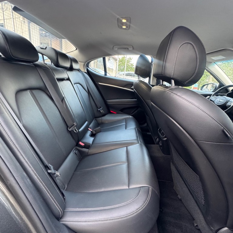 2022 Genesis G70 Image 13