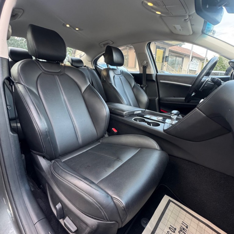 2022 Genesis G70 Image 15