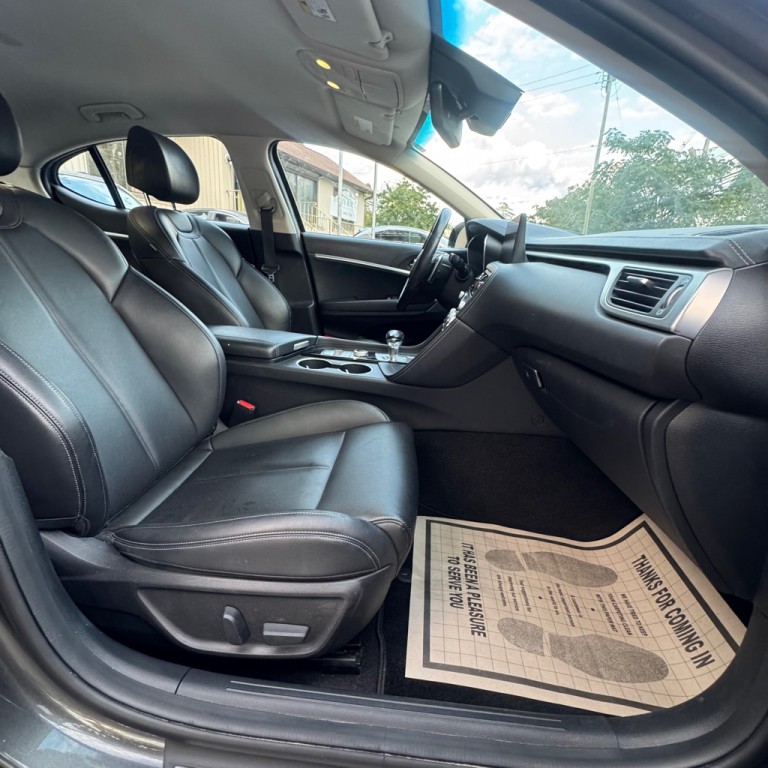 2022 Genesis G70 Image 16