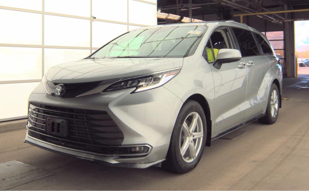 2021 Toyota Sienna Image 1