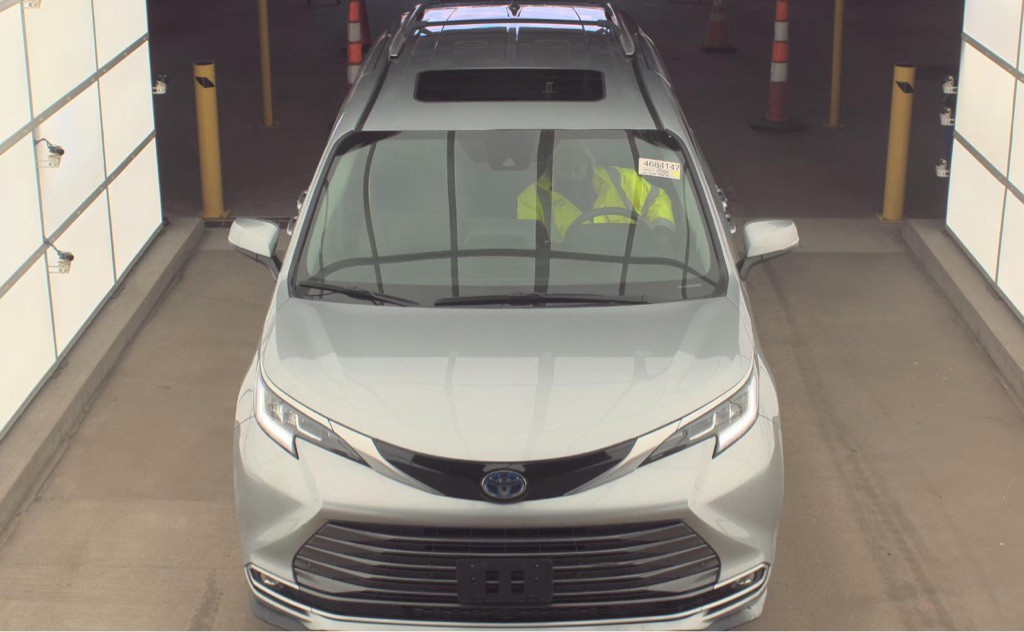2021 Toyota Sienna Image 2