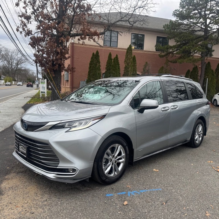 2021 Toyota Sienna Image 1