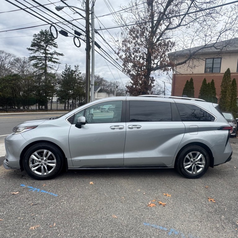 2021 Toyota Sienna Image 2