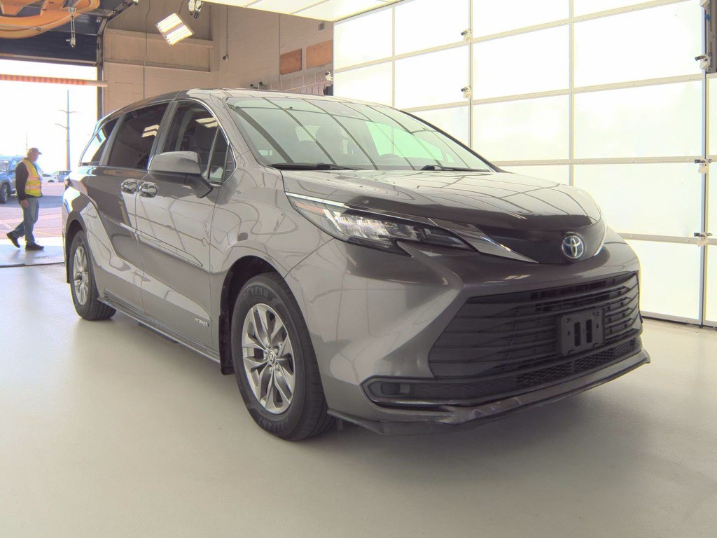 2021 Toyota Sienna Image 2