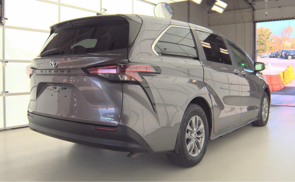 2021 Toyota Sienna Image 16