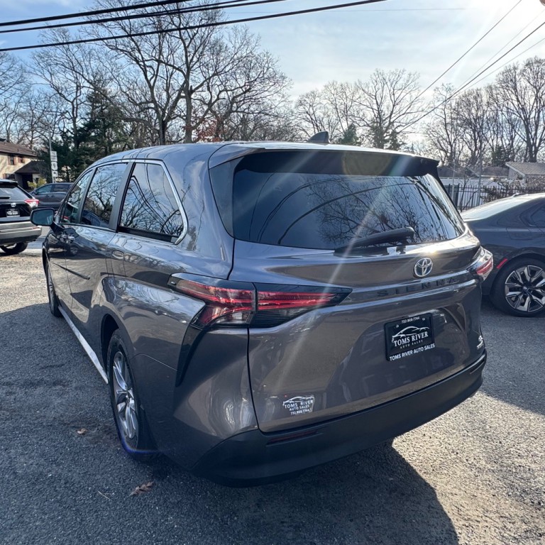 2021 Toyota Sienna Image 3