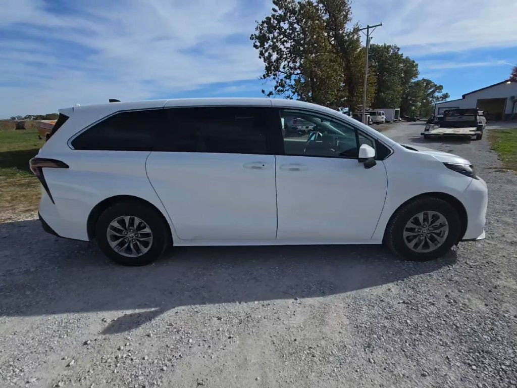 2024 Toyota Sienna Image 2