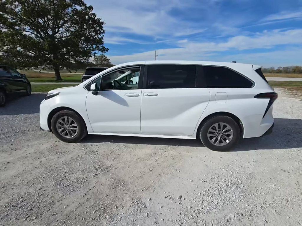 2024 Toyota Sienna Image 3