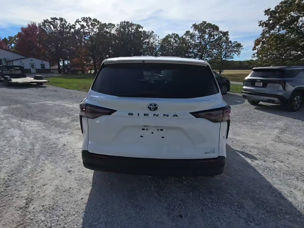 2024 Toyota Sienna Image 4