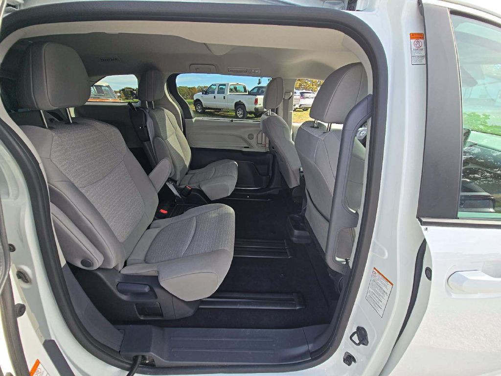 2024 Toyota Sienna Image 6
