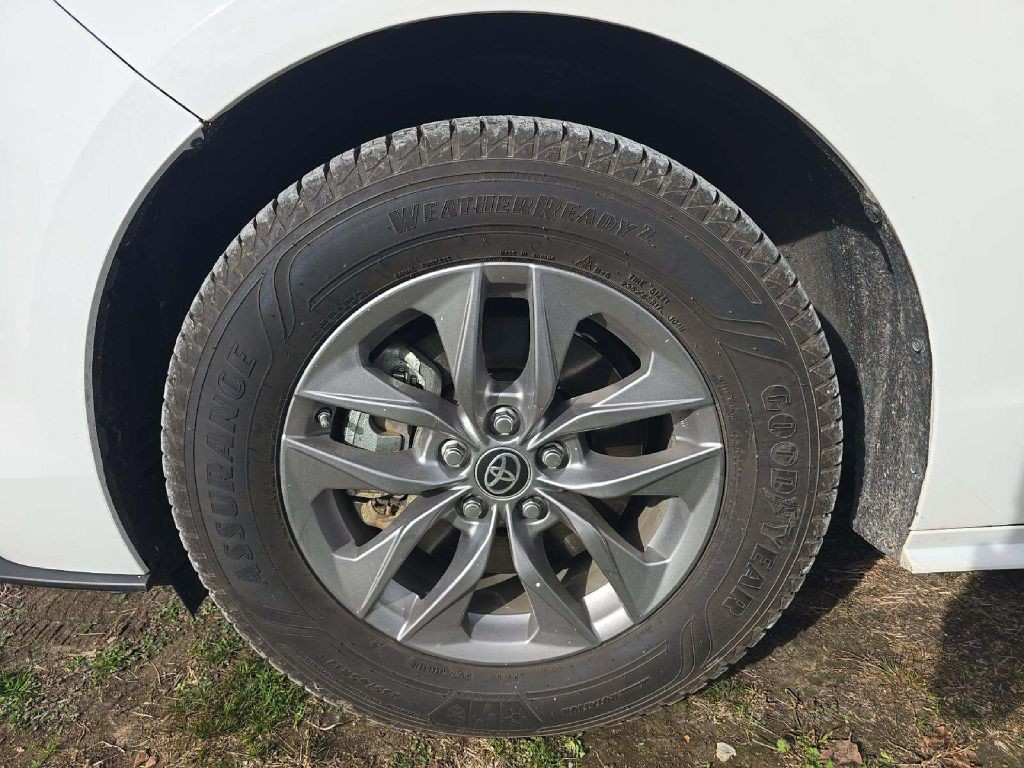 2024 Toyota Sienna Image 17