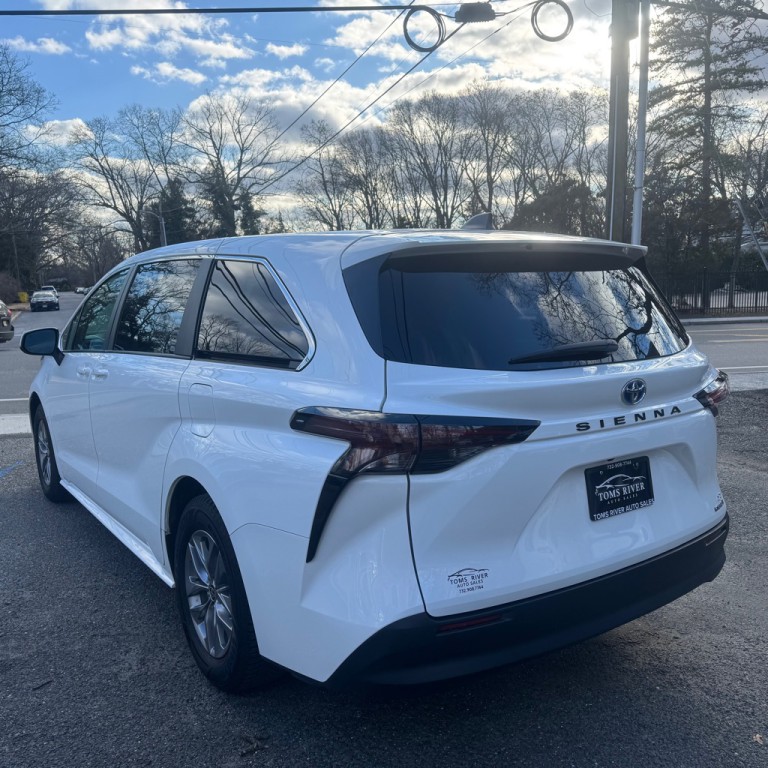 2024 Toyota Sienna Image 3