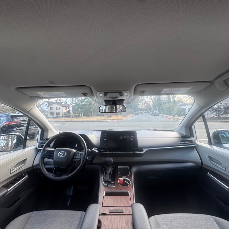 2024 Toyota Sienna Image 17
