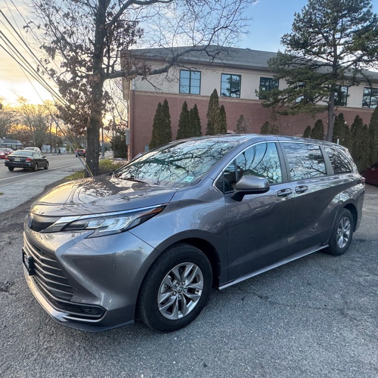 2022 Toyota Sienna Image 1