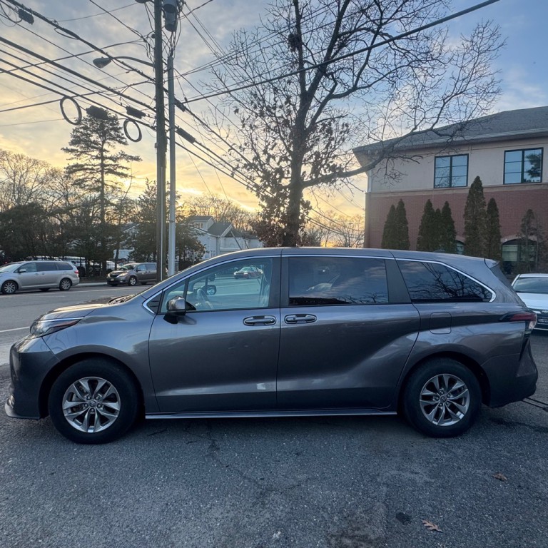 2022 Toyota Sienna Image 2