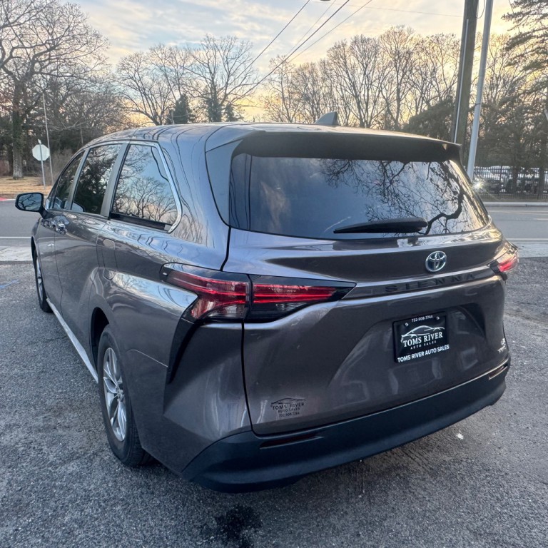 2022 Toyota Sienna Image 3
