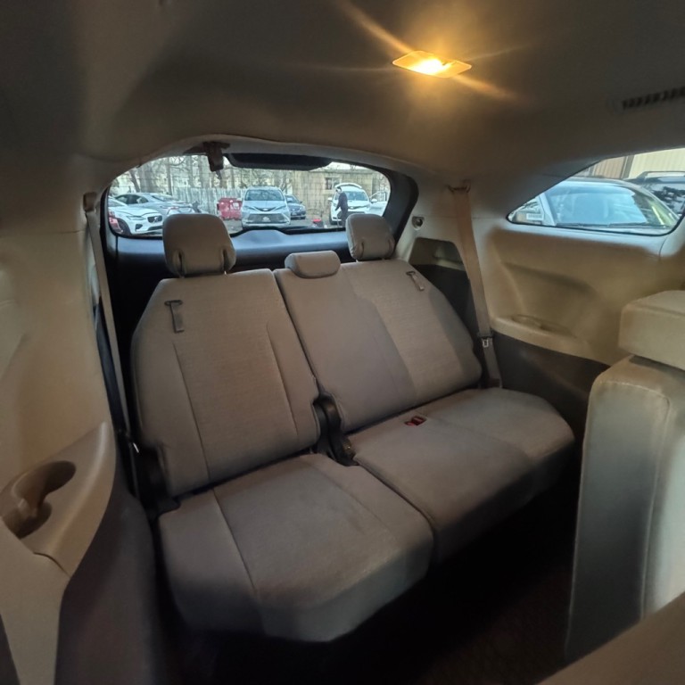 2022 Toyota Sienna Image 14