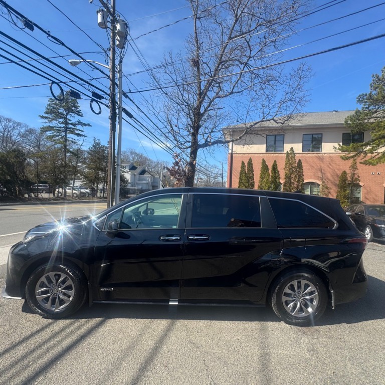 2021 Toyota Sienna Image 2