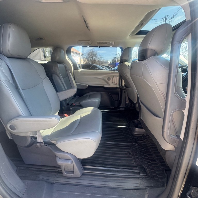 2021 Toyota Sienna Image 16