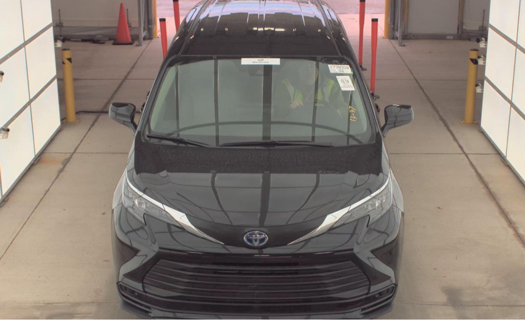 2025 Toyota Sienna Image 2