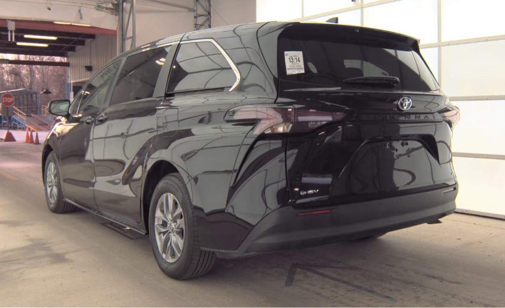 2025 Toyota Sienna Image 8