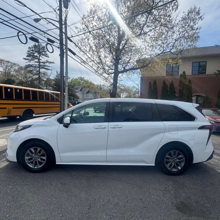 2022 Toyota Sienna Image 2