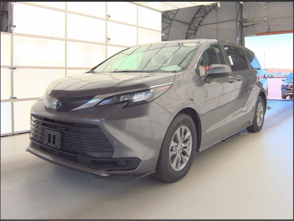 2024 Toyota Sienna Image 1