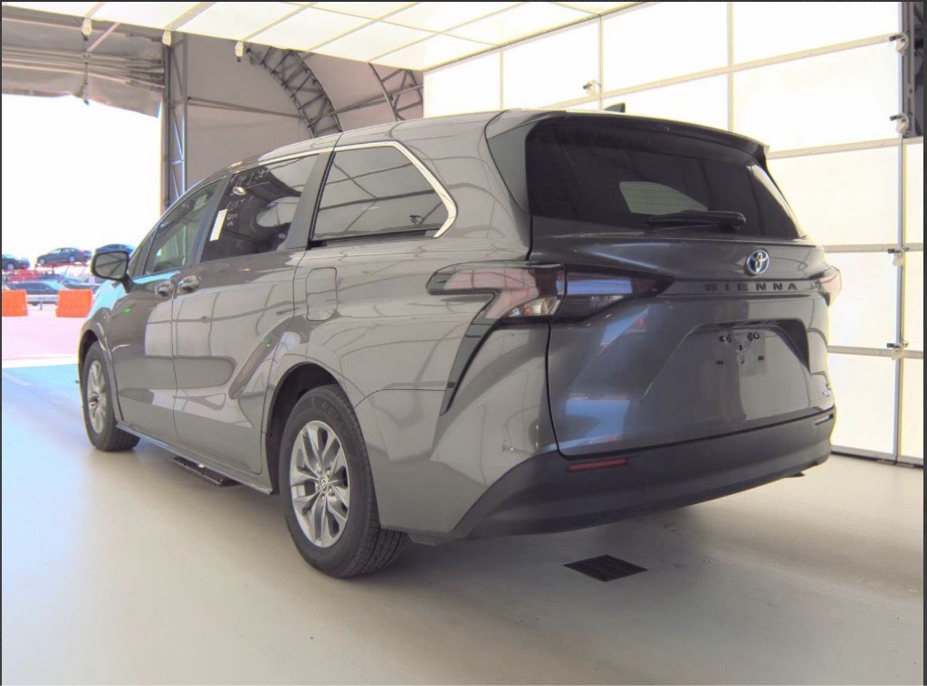 2024 Toyota Sienna Image 2