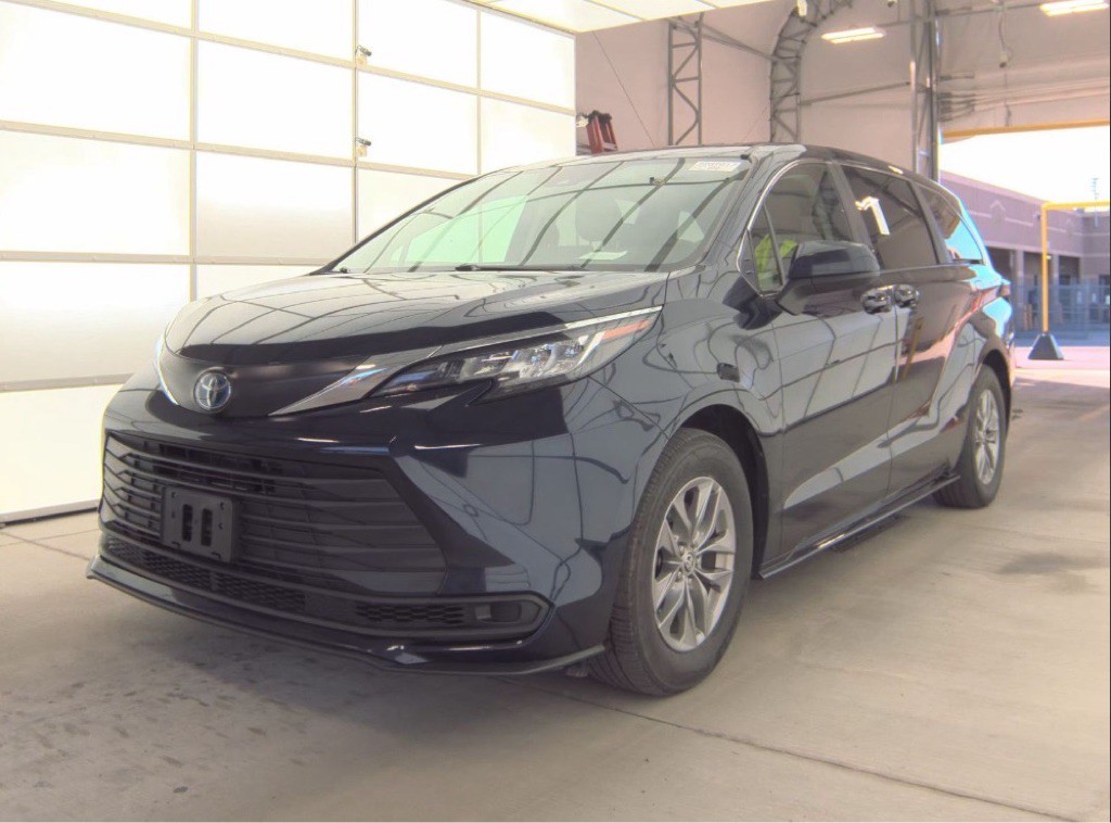 2022 Toyota Sienna Image 1