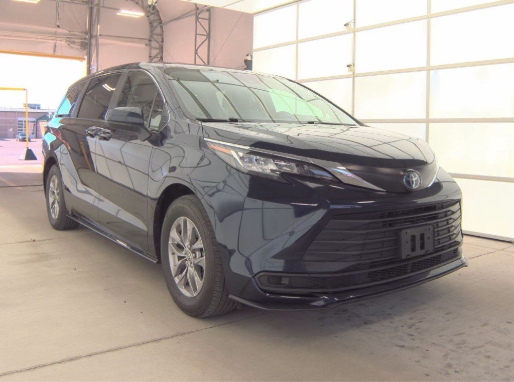 2022 Toyota Sienna Image 2