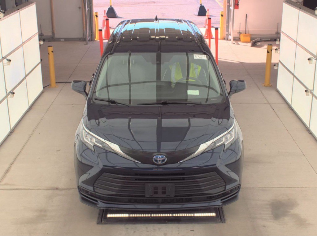 2022 Toyota Sienna Image 3