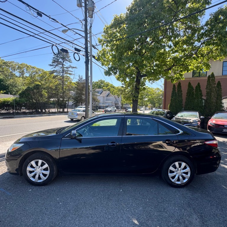 2016 Toyota Camry Image 2