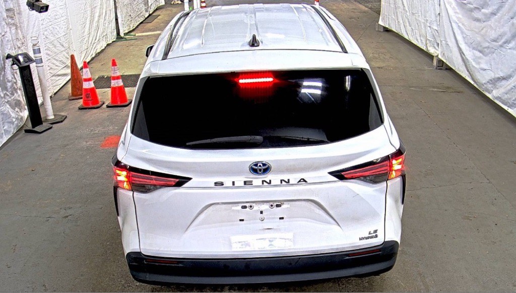 2021 Toyota Sienna Image 1