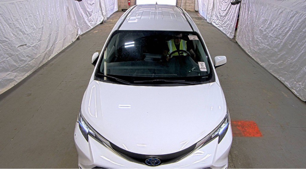 2021 Toyota Sienna Image 2