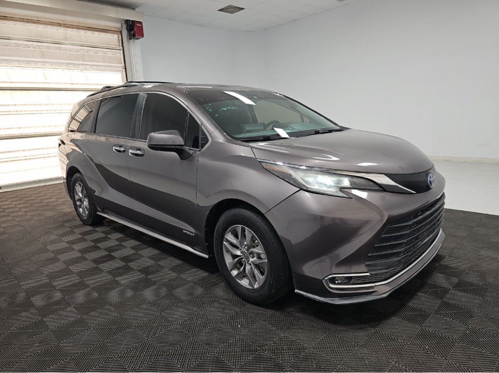 2021 Toyota Sienna Image 1