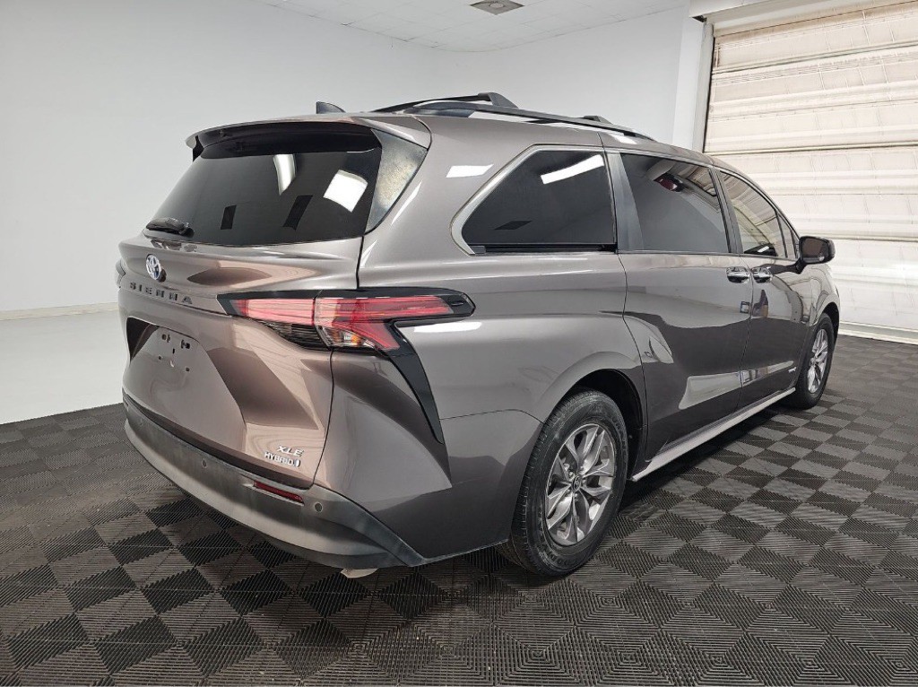 2021 Toyota Sienna Image 2