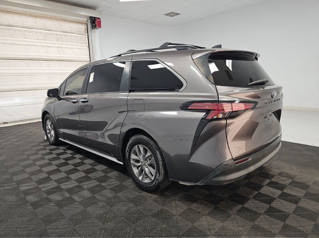 2021 Toyota Sienna Image 3